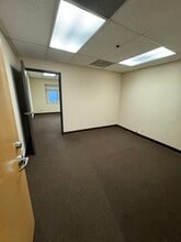15928 Ventura Blvd, Encino, CA à louer Photo de l’immeuble– Image 2 sur 2