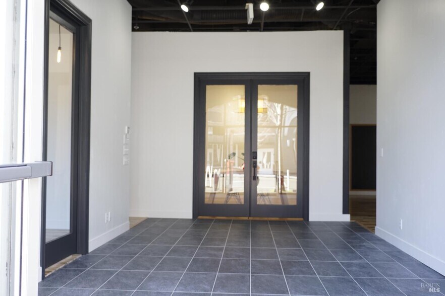 401 Mendocino Ave, Santa Rosa, CA à louer - Photo de l’immeuble – Image 2 sur 10