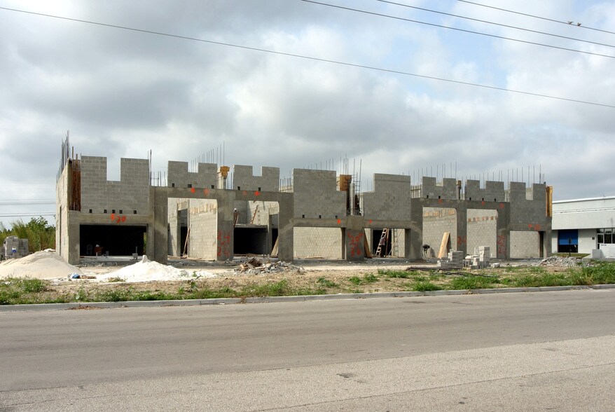 12300 SW 130th St, Miami, FL à louer - Photo de l’immeuble – Image 2 sur 9