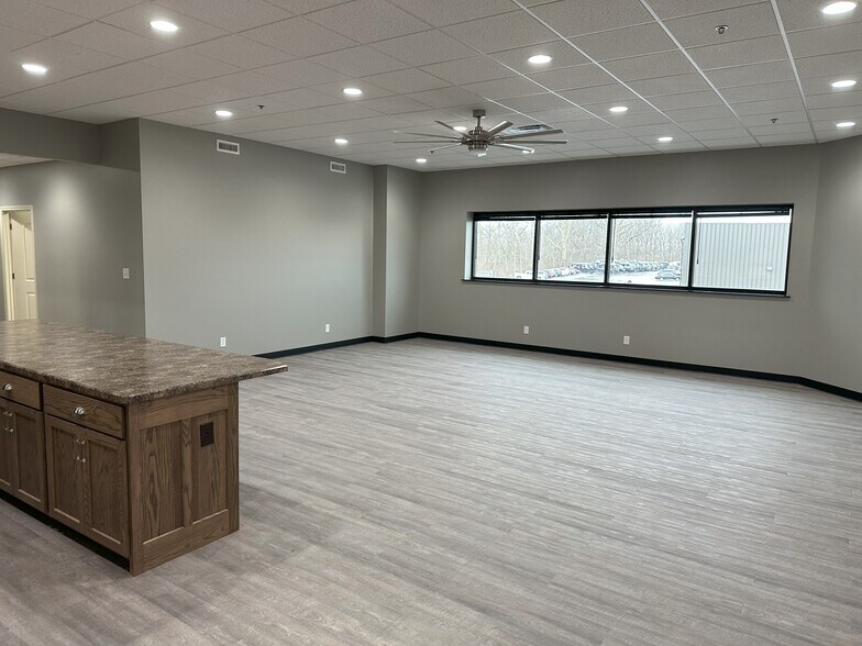 103 E Kam Dr, Pittsboro, IN à louer - Photo de l’immeuble – Image 2 sur 8
