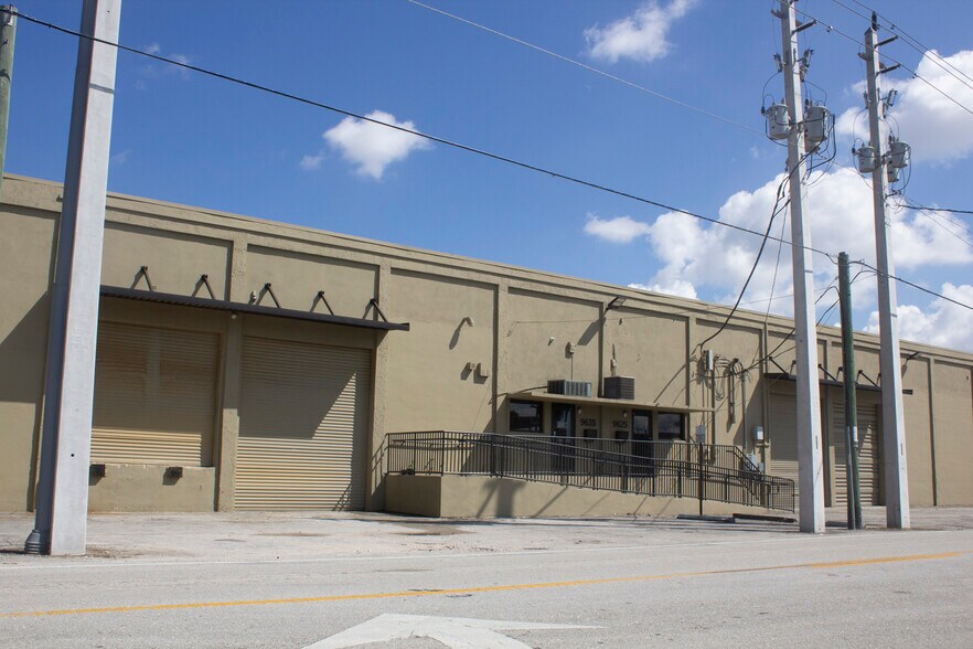 9501-9635 NW 80th Ave, Hialeah, FL à louer - Photo de l’immeuble – Image 1 sur 8