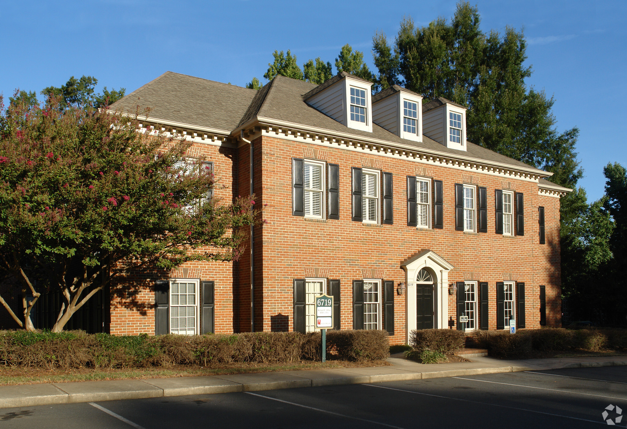6719 Fairview Rd, Charlotte, NC à louer Photo de l’immeuble– Image 1 sur 14