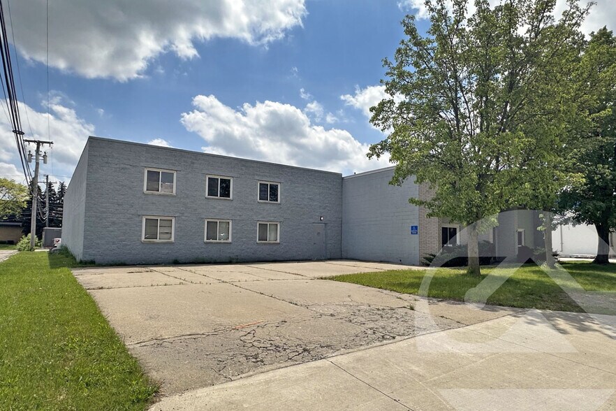 1090 Wheaton Dr, Troy, MI à vendre - Photo de l’immeuble – Image 1 sur 4
