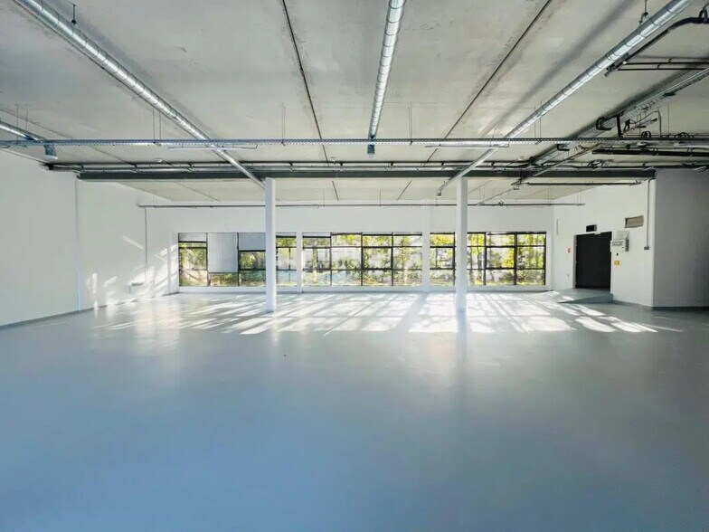 Bureau dans Élancourt à louer - Photo de l’immeuble – Image 3 sur 17