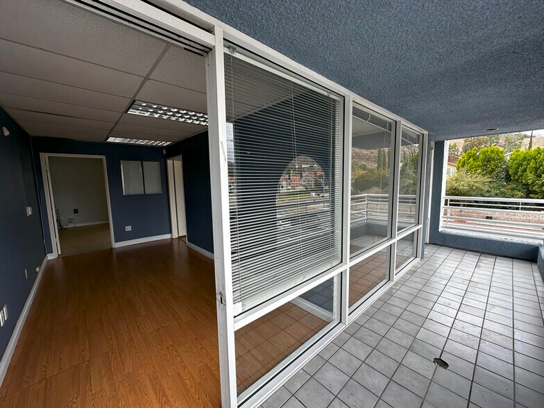 24372 Vanowen St, Canoga Park, CA à louer - Photo de l’immeuble – Image 3 sur 16