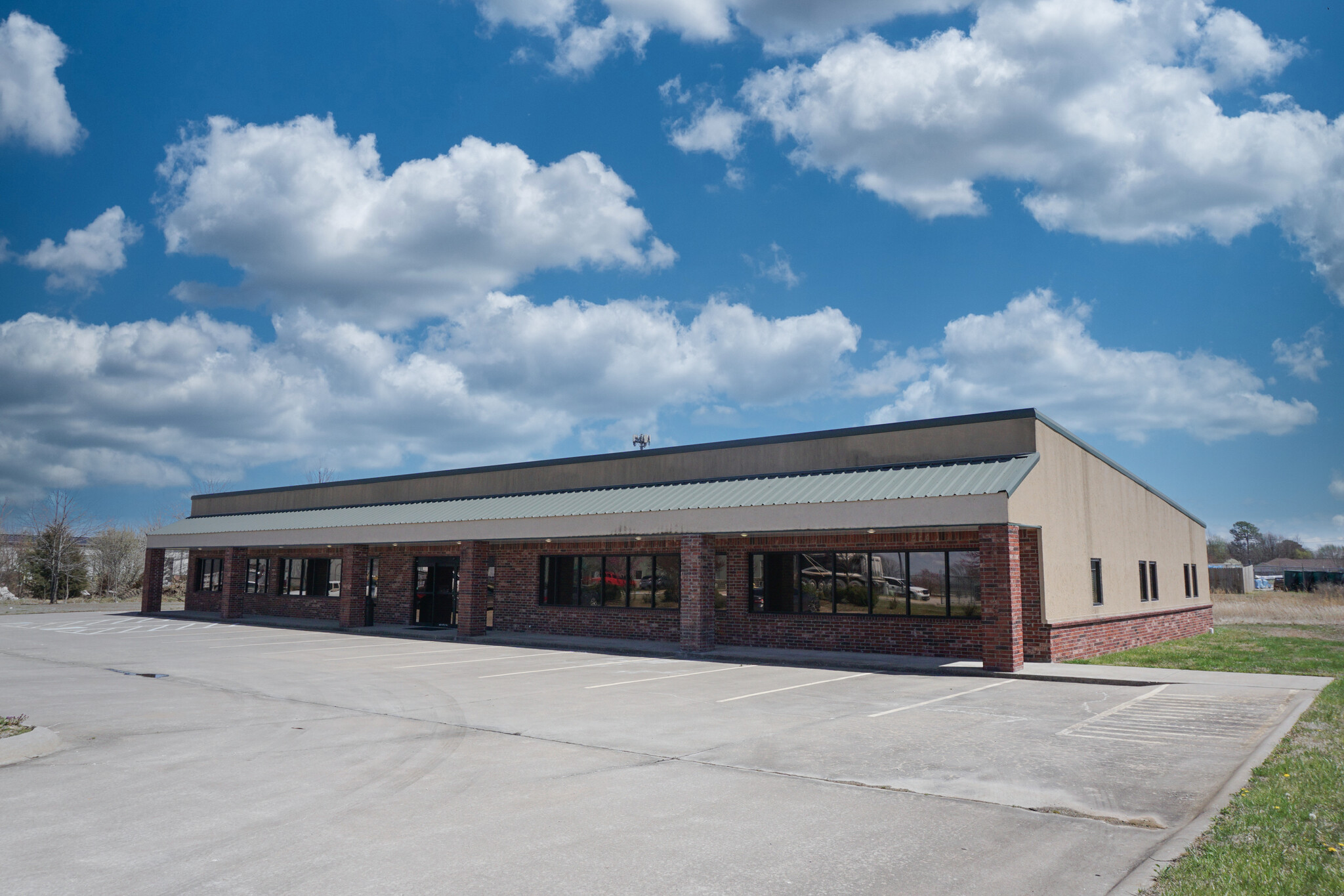 2501 SW Aviation St, Bentonville, AR à louer Photo de l’immeuble– Image 1 sur 6