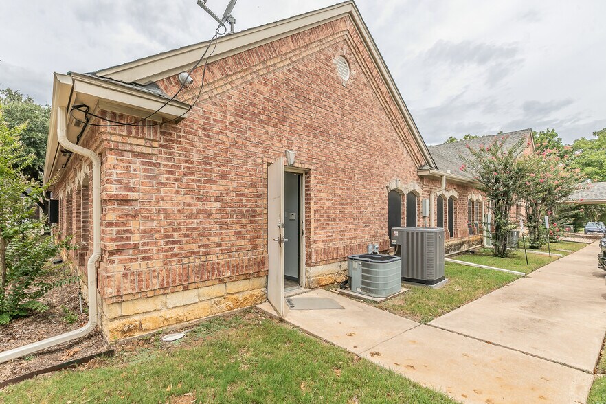 2014 Justin Rd, Highland Village, TX à louer - Photo de l’immeuble – Image 3 sur 53