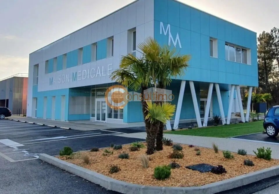 Local d'activités dans Le Pian-Médoc à vendre Photo de l’immeuble– Image 1 sur 8