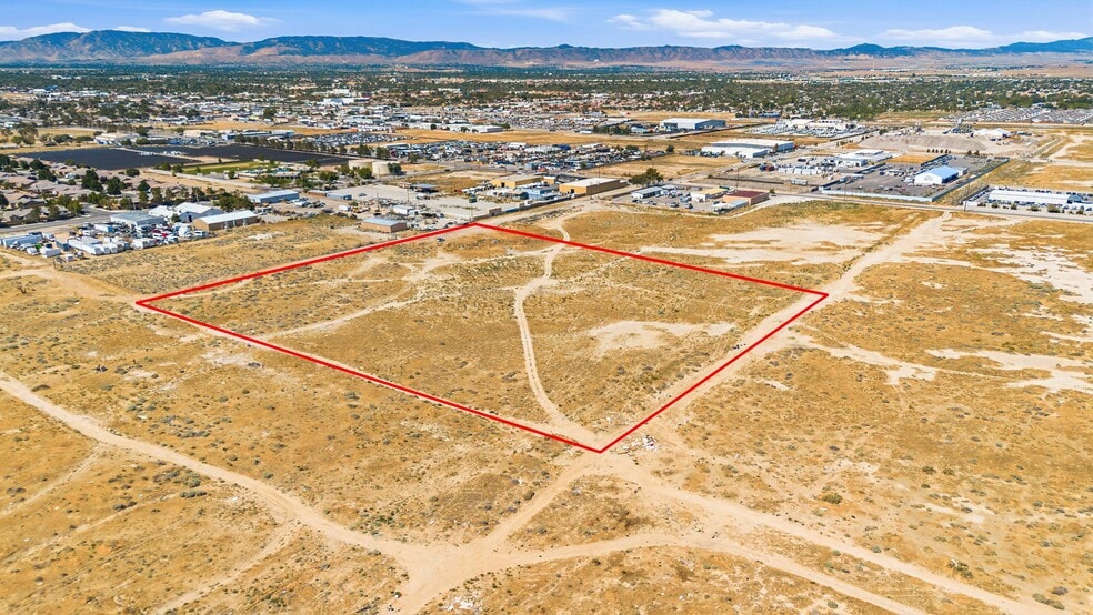 Division St/E Ave H4, Lancaster, CA à vendre - Aérien – Image 2 sur 11