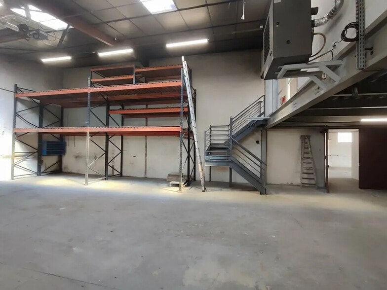 Local d’activités dans Bourgoin-Jallieu à louer - Photo de l’immeuble – Image 3 sur 8