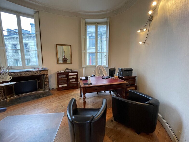 Bureau dans Bordeaux à louer - Photo de l’immeuble – Image 3 sur 7