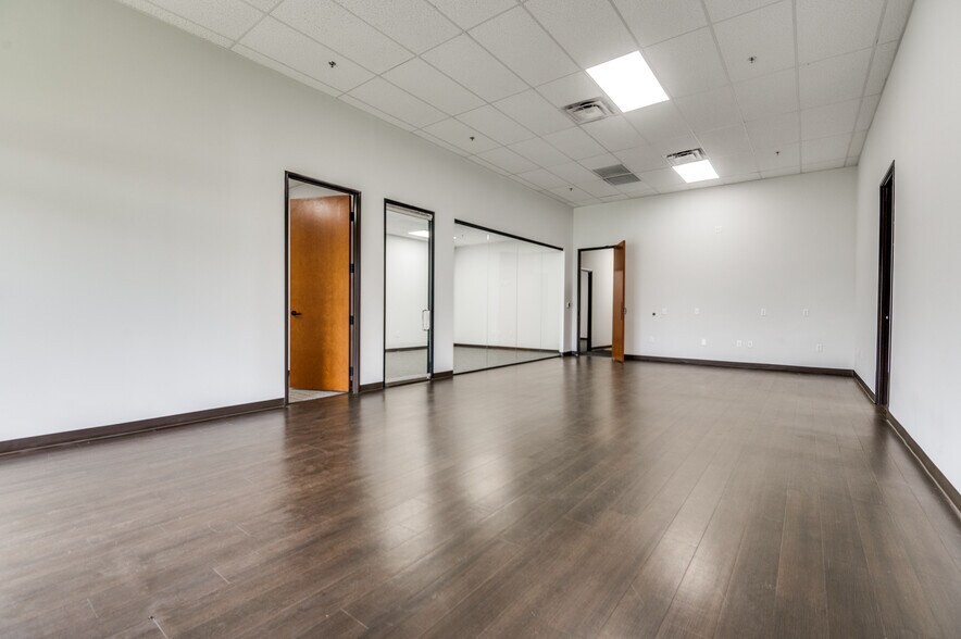 13375 Branch View Ln, Farmers Branch, TX à vendre - Photo de l’immeuble – Image 3 sur 5