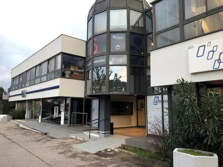 Bureau dans à louer - Photo de l’immeuble – Image 3 sur 7