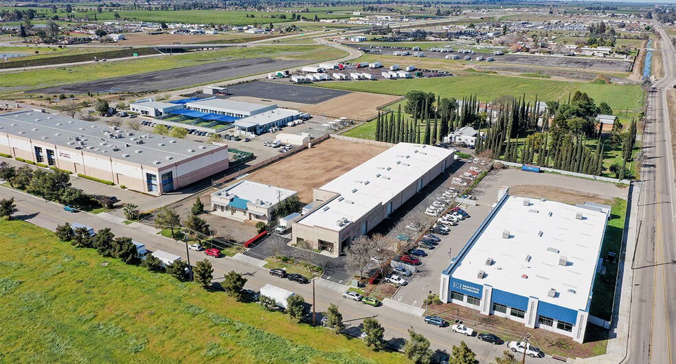 96 S West Ave, Fresno, CA à louer - Photo de l’immeuble – Image 2 sur 28