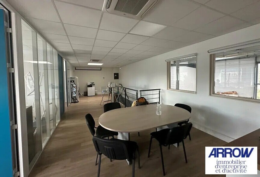 Local d’activités dans SAINT-ÉTIENNE-DE-MONTLUC à louer - Photo de l’immeuble – Image 3 sur 12