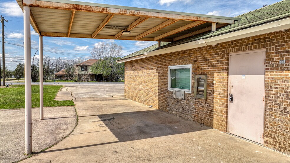 107 Fannin St, Millsap, TX à louer - Photo de l’immeuble – Image 2 sur 22