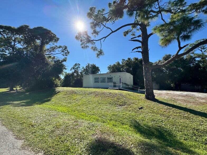 1385 Touchstone Rd, North Fort Myers, FL à vendre - Photo de l’immeuble – Image 3 sur 5
