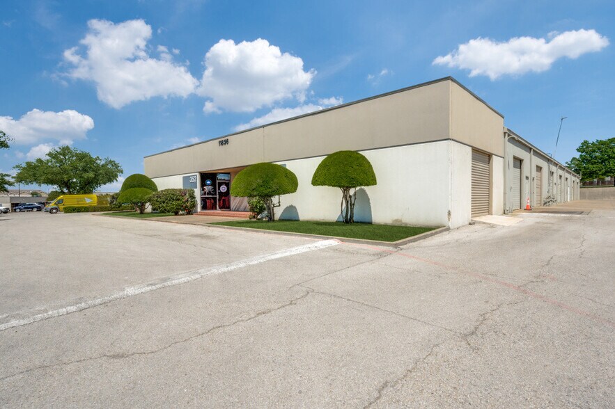 11837 Judd Ct, Dallas, TX à louer - Photo de l’immeuble – Image 1 sur 12