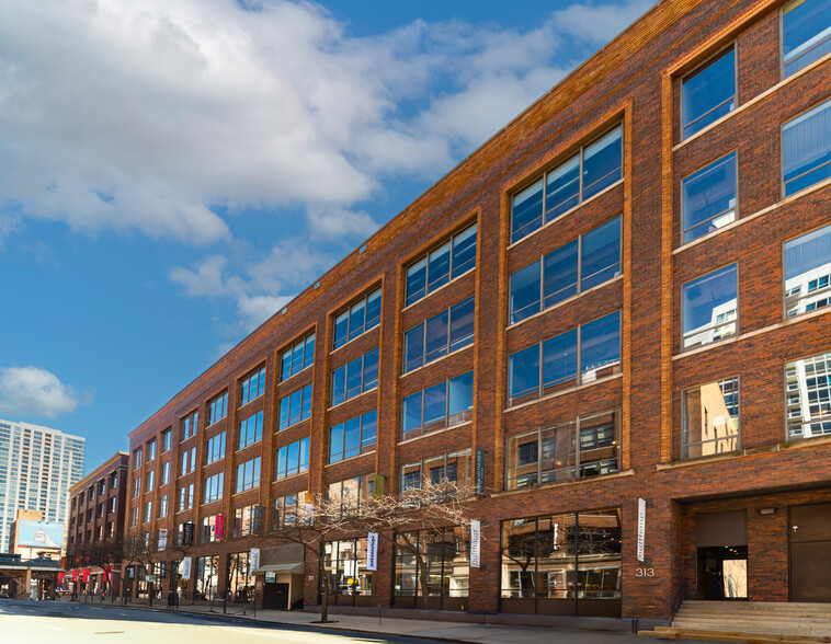 311 W Superior St, Chicago, IL à louer - Photo de l’immeuble – Image 1 sur 2