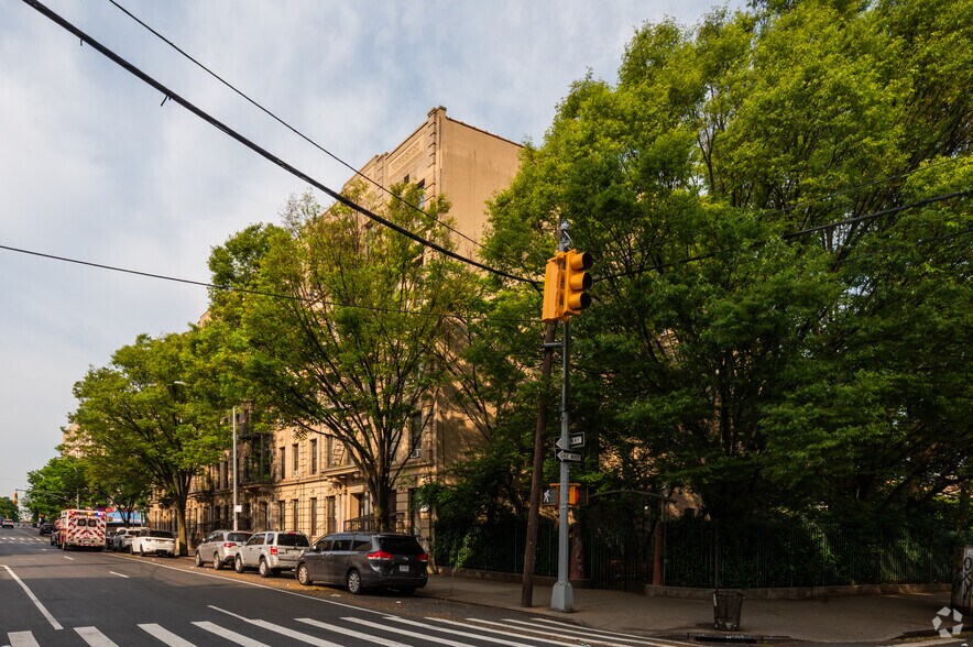 277 Brook Ave, Bronx, NY à louer - Photo de l’immeuble – Image 3 sur 4