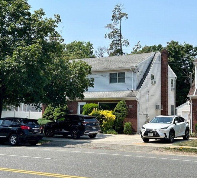 2138 Wantagh Ave, Wantagh, NY à louer - Photo de l’immeuble – Image 2 sur 13