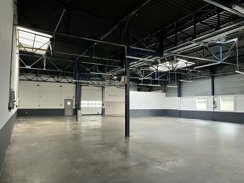 Local d’activités dans Vénissieux à louer - Photo de l’immeuble – Image 3 sur 13