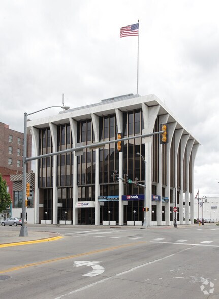 421 W Broadway, Council Bluffs, IA à louer - Photo principale – Image 1 sur 7