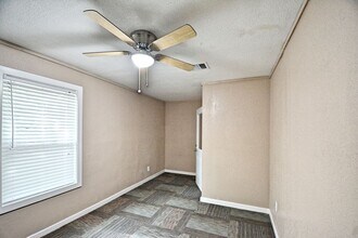 1111 N Walnut Ave, New Braunfels, TX à louer Photo intérieure– Image 2 sur 5