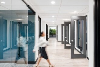 2 Centerpointe Dr, Lake Oswego, OR à louer Photo intérieure– Image 2 sur 10