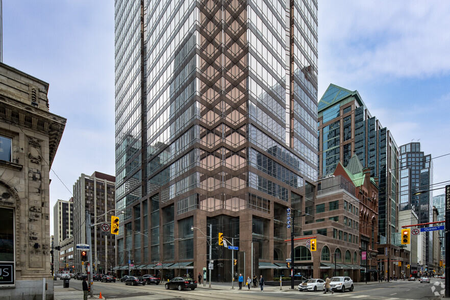 1 Queen St E, Toronto, ON à vendre - Photo de l’immeuble – Image 2 sur 8
