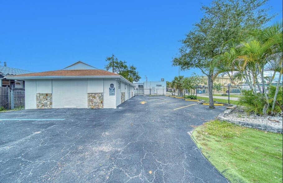1225 NE 162nd St, North Miami Beach, FL à louer - Photo de l’immeuble – Image 3 sur 18