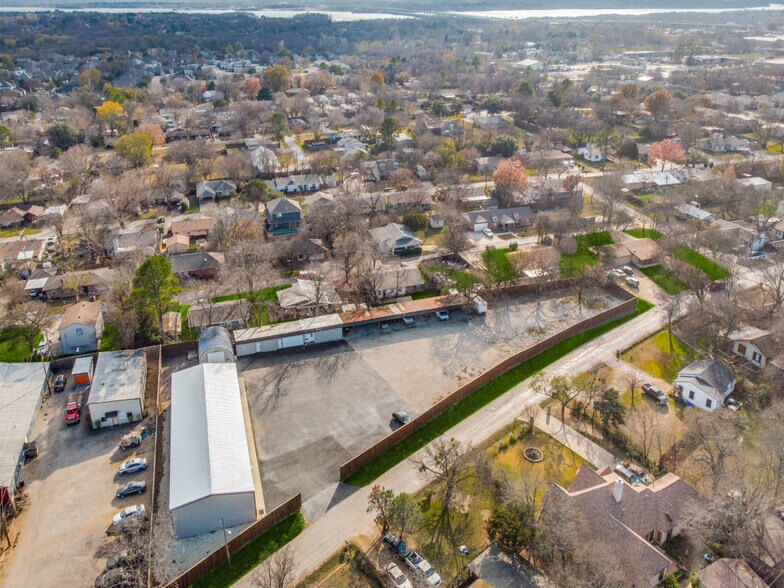 708 E Hundley Dr, Lake Dallas, TX à louer - Photo de l’immeuble – Image 3 sur 11