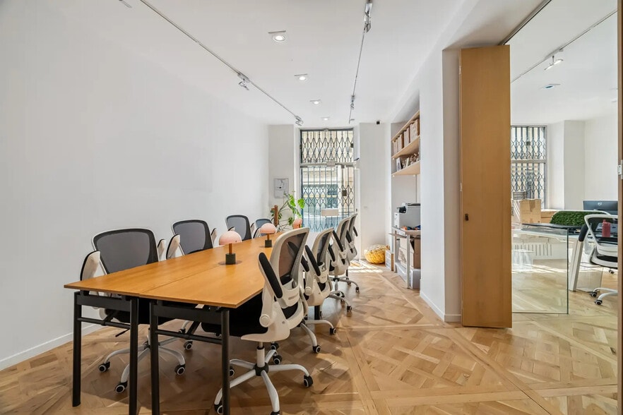 14 Rue Laferrière, Paris à louer - Photo de l’immeuble – Image 2 sur 7