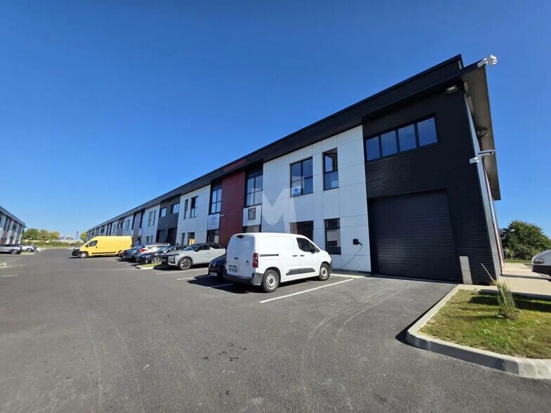 Local d'activités dans Lieusaint à vendre - Photo de l’immeuble – Image 3 sur 8