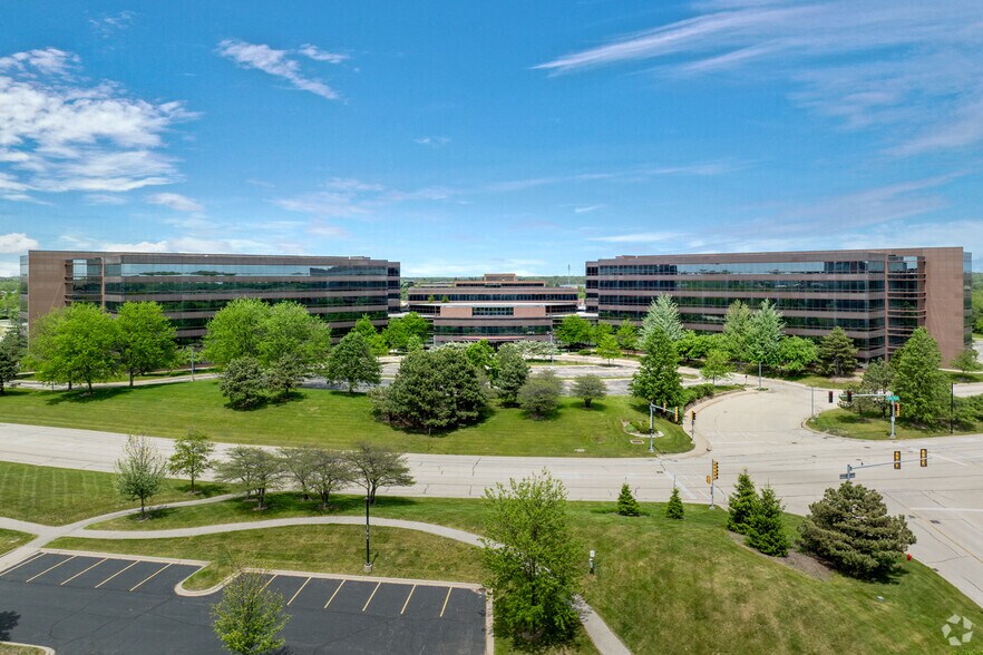 4 Overlook Pt, Lincolnshire, IL à louer - Photo de l’immeuble – Image 1 sur 71