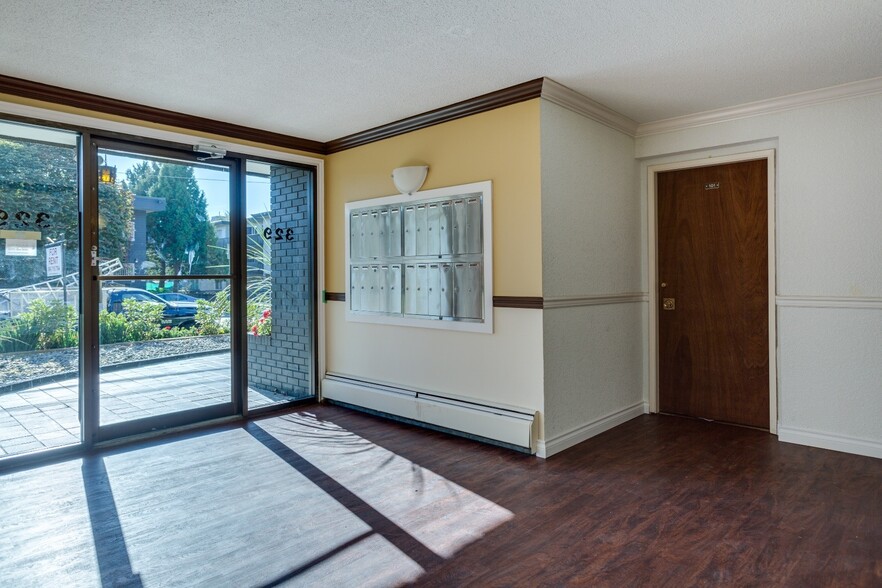 329 7th St, New Westminster, BC à vendre - Hall d’entrée – Image 3 sur 9
