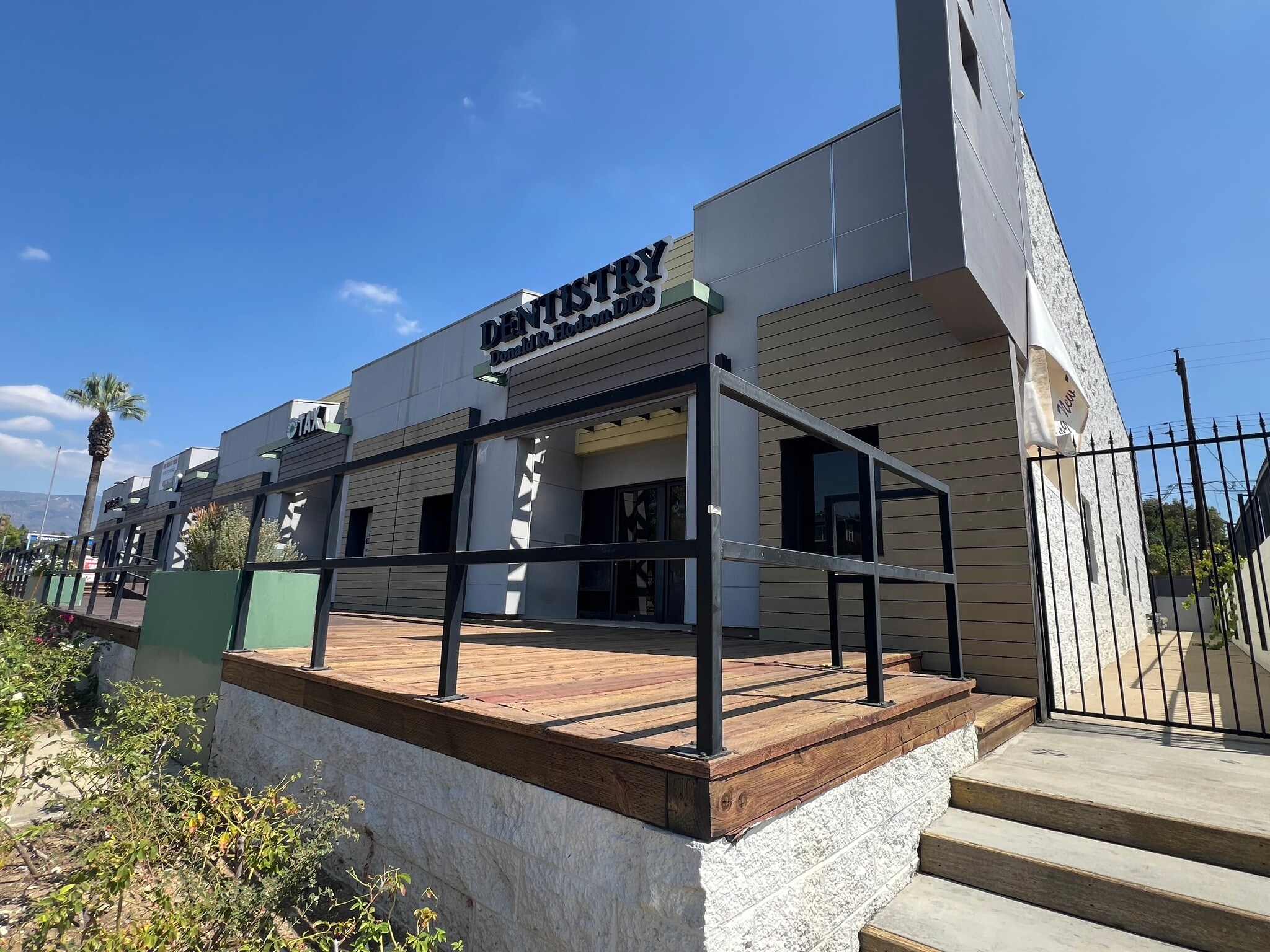 1952-1996 Indian Hill Blvd, Pomona, CA à louer Photo principale– Image 1 sur 8