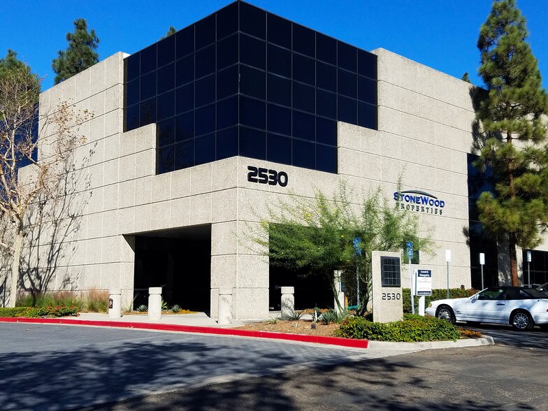 2530 Red Hill Ave, Santa Ana, CA à louer - Photo de l’immeuble – Image 2 sur 7