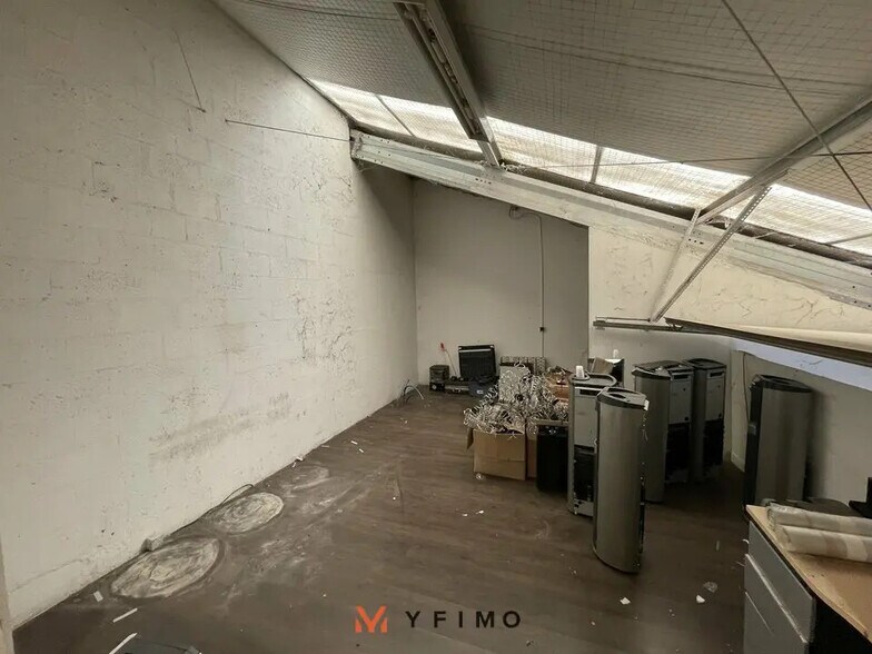 Local d’activités dans Épône à louer - Photo de l’immeuble – Image 3 sur 4