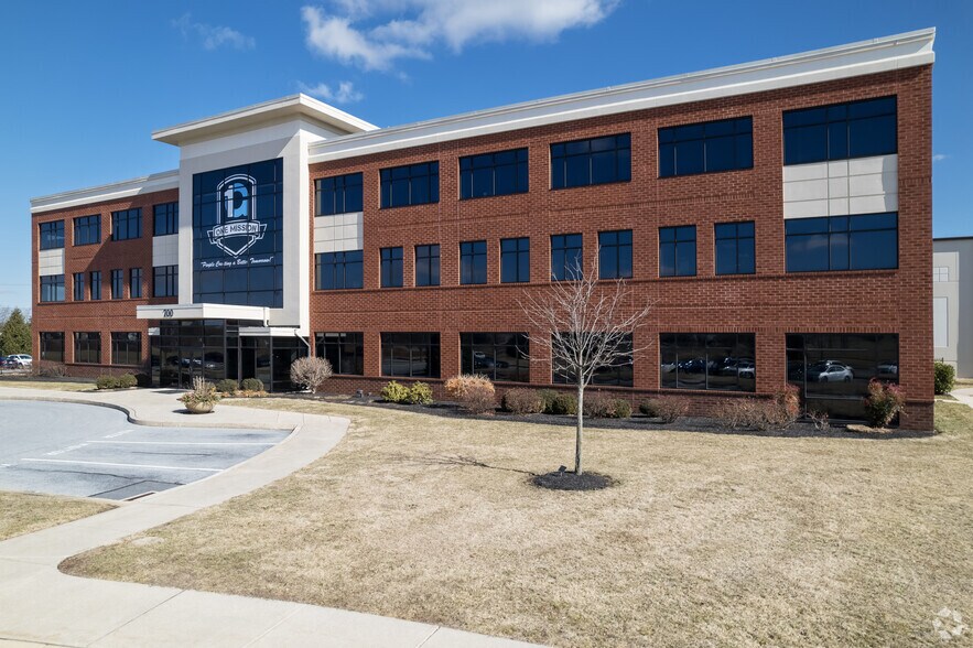 700 Indian Springs Dr, Lancaster, PA à louer - Photo de l’immeuble – Image 2 sur 6