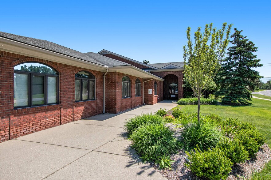 645 Barclay Cir, Rochester Hills, MI à louer - Photo de l’immeuble – Image 3 sur 22