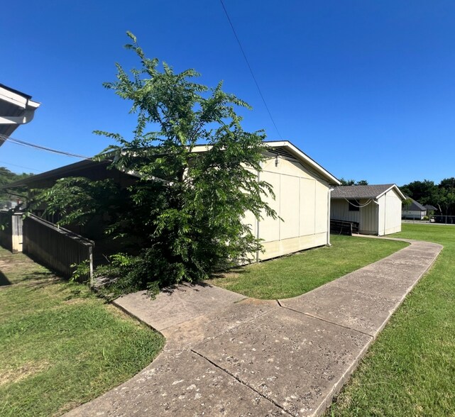700 Bennett St, Cedar Hill, TX à vendre - Photo de l’immeuble – Image 2 sur 13