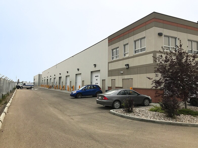 13163 156 St NW, Edmonton, AB à vendre - Photo de l’immeuble – Image 2 sur 18