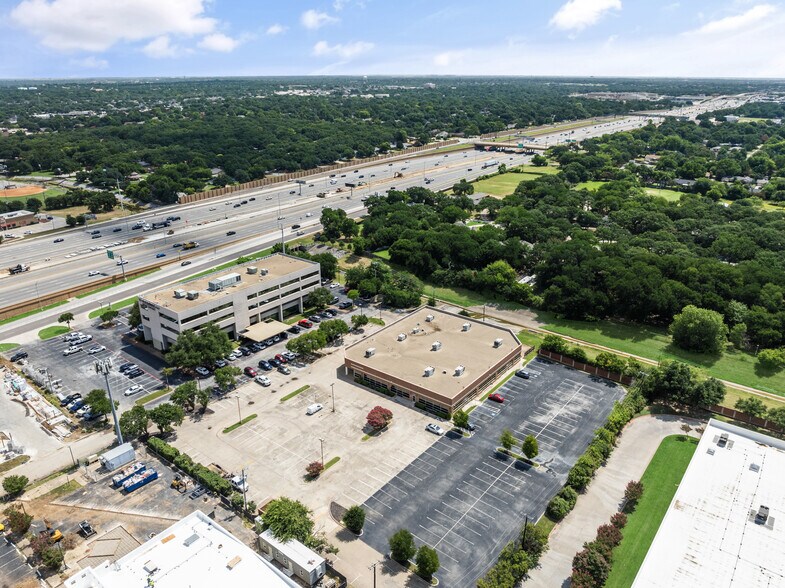 689 Airport Fwy, Hurst, TX à vendre - Photo de l’immeuble – Image 2 sur 18