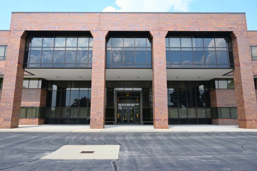 24800 Denso Dr, Southfield, MI à louer - Photo de l’immeuble – Image 2 sur 4
