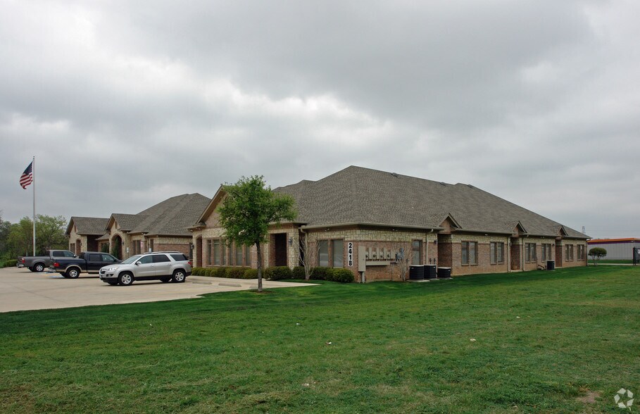 2418 Marsh Ln, Carrollton, TX à louer - Photo de l’immeuble – Image 2 sur 17