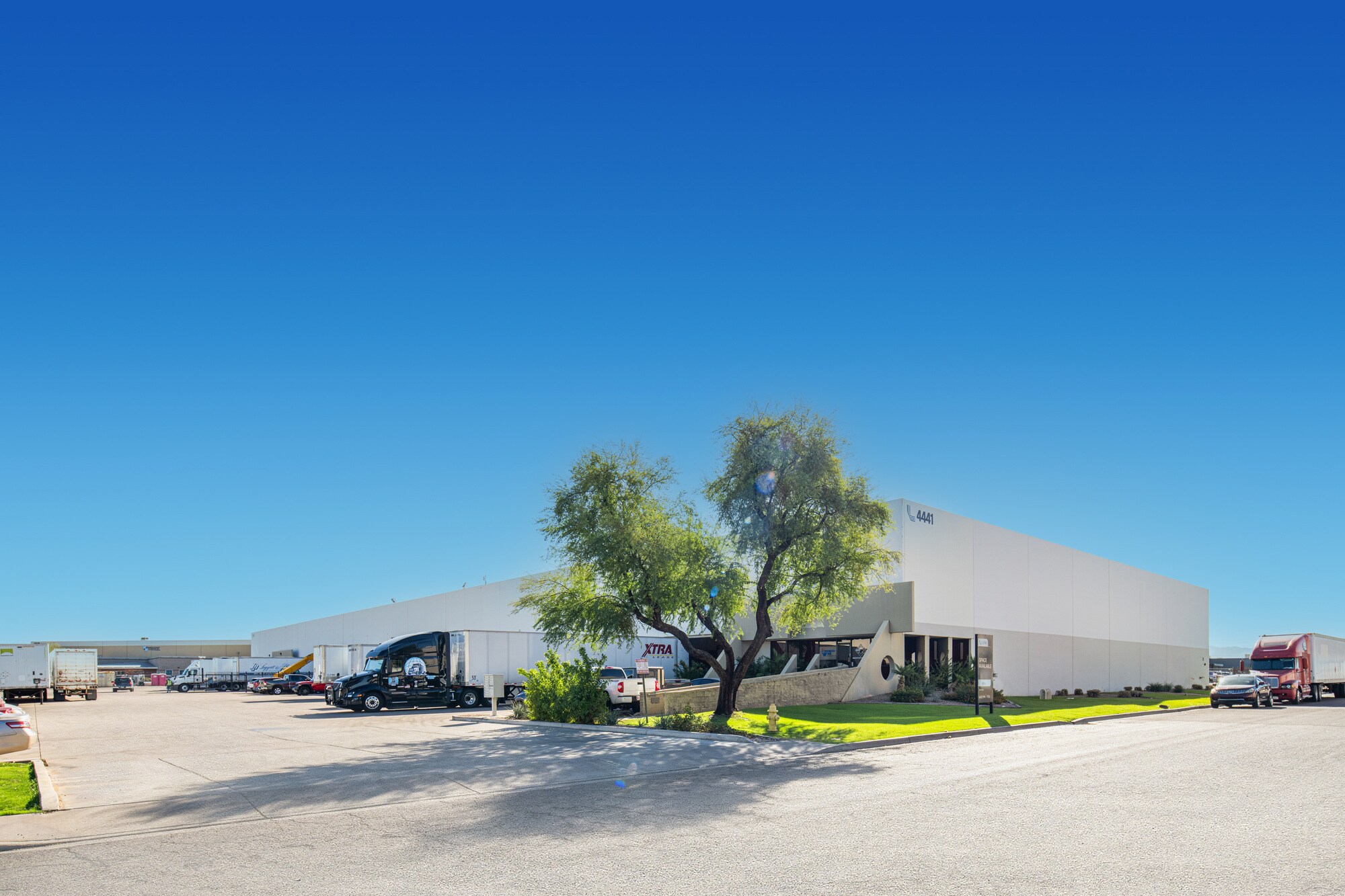 4441 W Polk St, Phoenix, AZ à louer Photo de l’immeuble– Image 1 sur 7