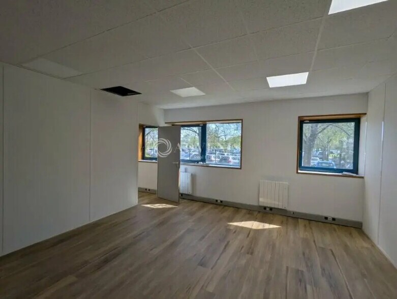 Bureau dans Savigny-le-Temple à louer - Photo intérieure – Image 2 sur 8