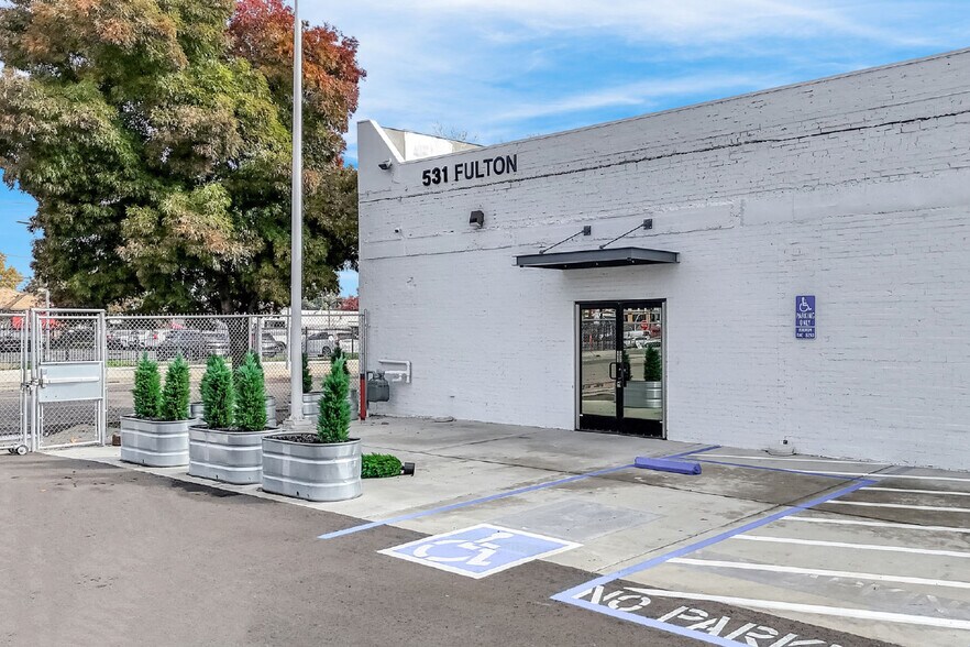 531 Fulton St, Fresno, CA à louer - Photo de l’immeuble – Image 2 sur 11