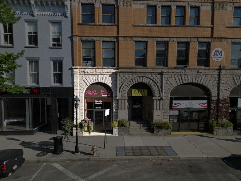 42 W Main St, Riverhead, NY à louer - Photo de l’immeuble – Image 3 sur 22